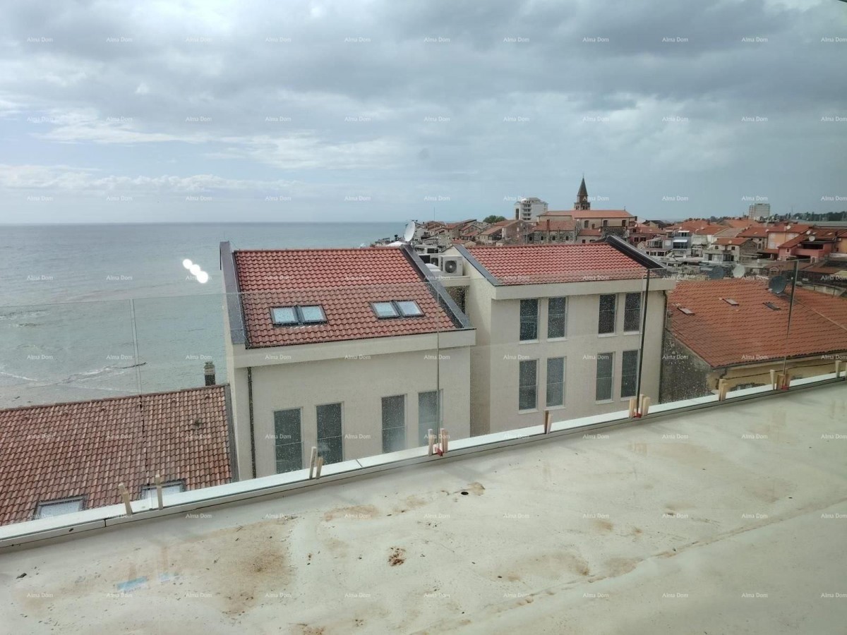 Prodaja stanova u stambeno-poslovnoj zgradi sa pogledom na more, centar Umaga! / S9a 13