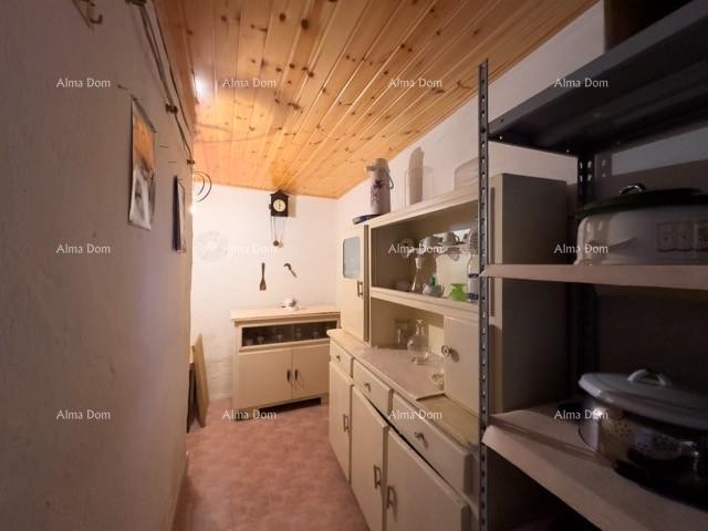 We are selling a large detached house with a spacious yard! 15