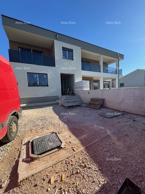 Šišan. Novozgrajena hiša z bazenom 5