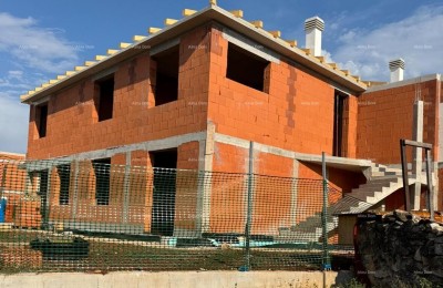 Prodaja – stanovi v gradnji, 400 m od plaže in morja, blizu Novigrada!