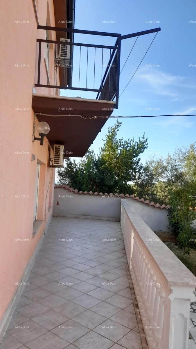 Prodaja, Ližnjan , kuća u nizu sa tri apartmana. 1