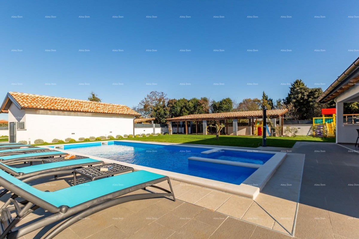 Prostrana kuća s četiri sobe u Puli, Šikići , blizu centra i mora 15