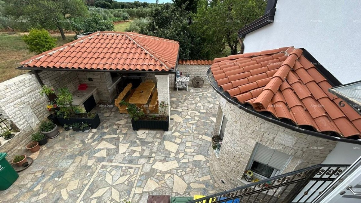 Prodajemo kuću sa više apartmana i bazenom. Pula Veli vrh. 2