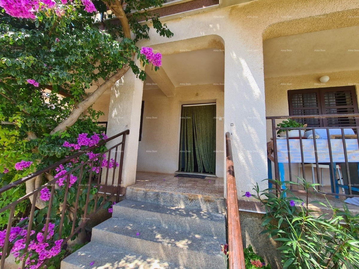 Sale of a house with two residential units, an auxiliary building, and a garage, Ližnjan! 12