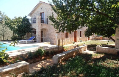 Marcana. Due case in pietra con piscina.