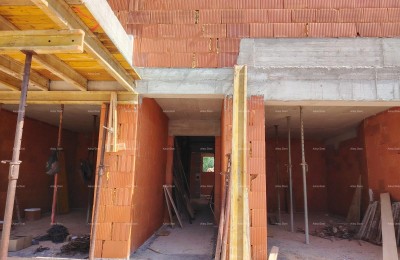 Sale - Apartment with two bedrooms, garden, and 2 parking spaces