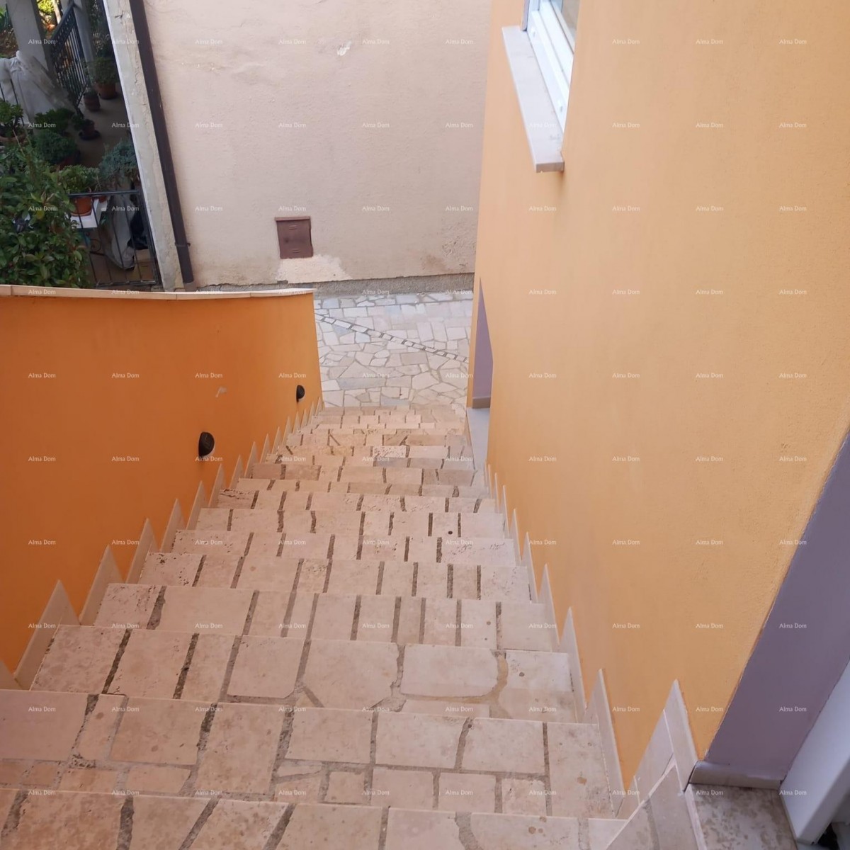 Pješčana Uvala, 200 meters from the beach and sea, a charming house with three apartments. 21