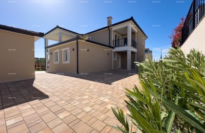 Продажа красивой виллы с бассейном в средиземноморском стиле, Умаг