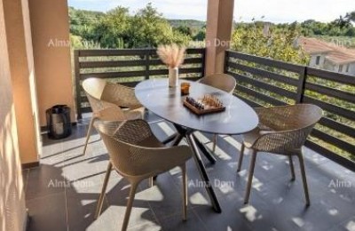 BRTONIGLA, ISTRA – Modern 3-sobni apartma z vrtom in dvema parkirnima mestoma