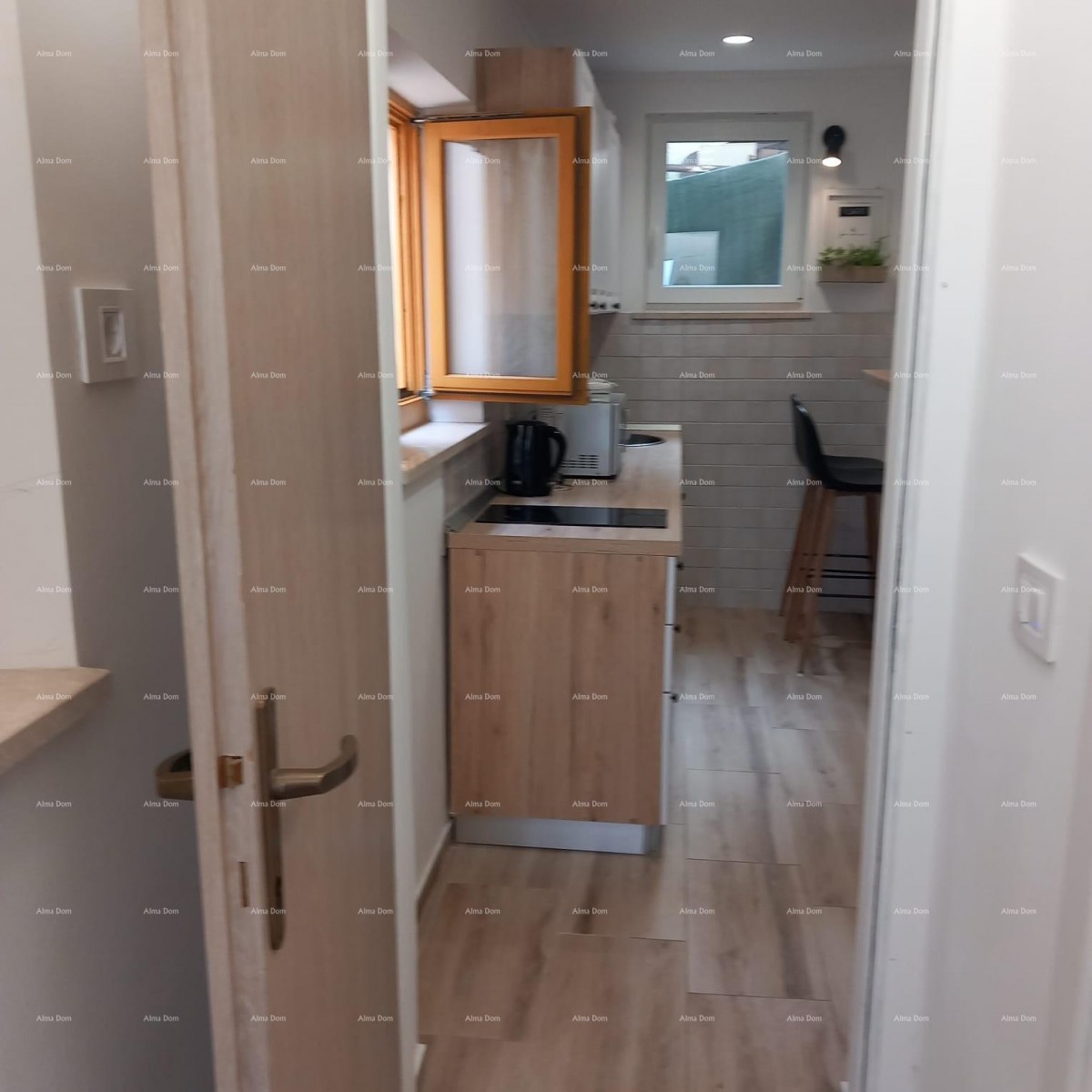 Pješčana Uvala, 200 meters from the beach and sea, a charming house with three apartments. 10