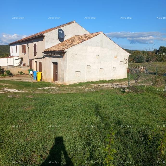 Отличная возможность - владение с каменным домом, большим земельным участком и хозяйственными постройками - близость к Ровиню! 1