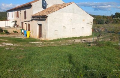 Excellent opportunity - property with a stone house, large land, and auxiliary buildings - near Rovinj!