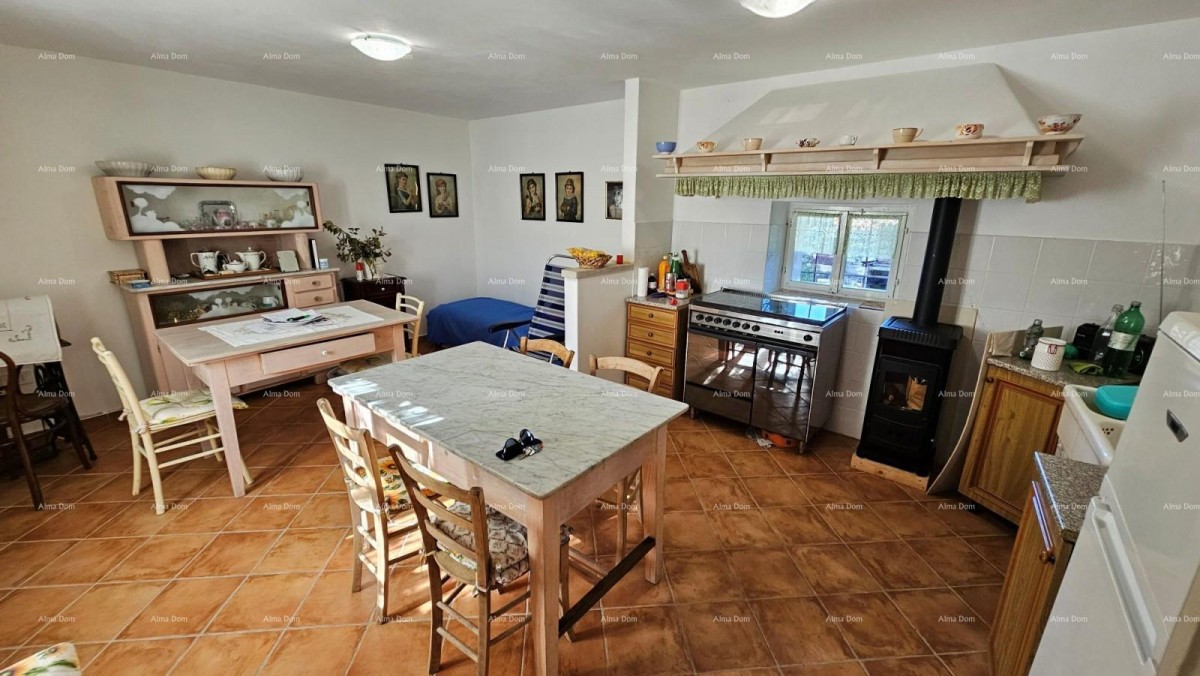 Prodaja - avtentična kamnita hiša z 2 pomožnima objektoma in prostornim dvoriščem, Brtonigla! 2
