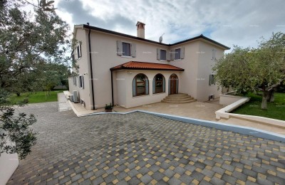 Moderna hiša z dvema apartmajema, notranjim bazenom in velikim dvoriščem