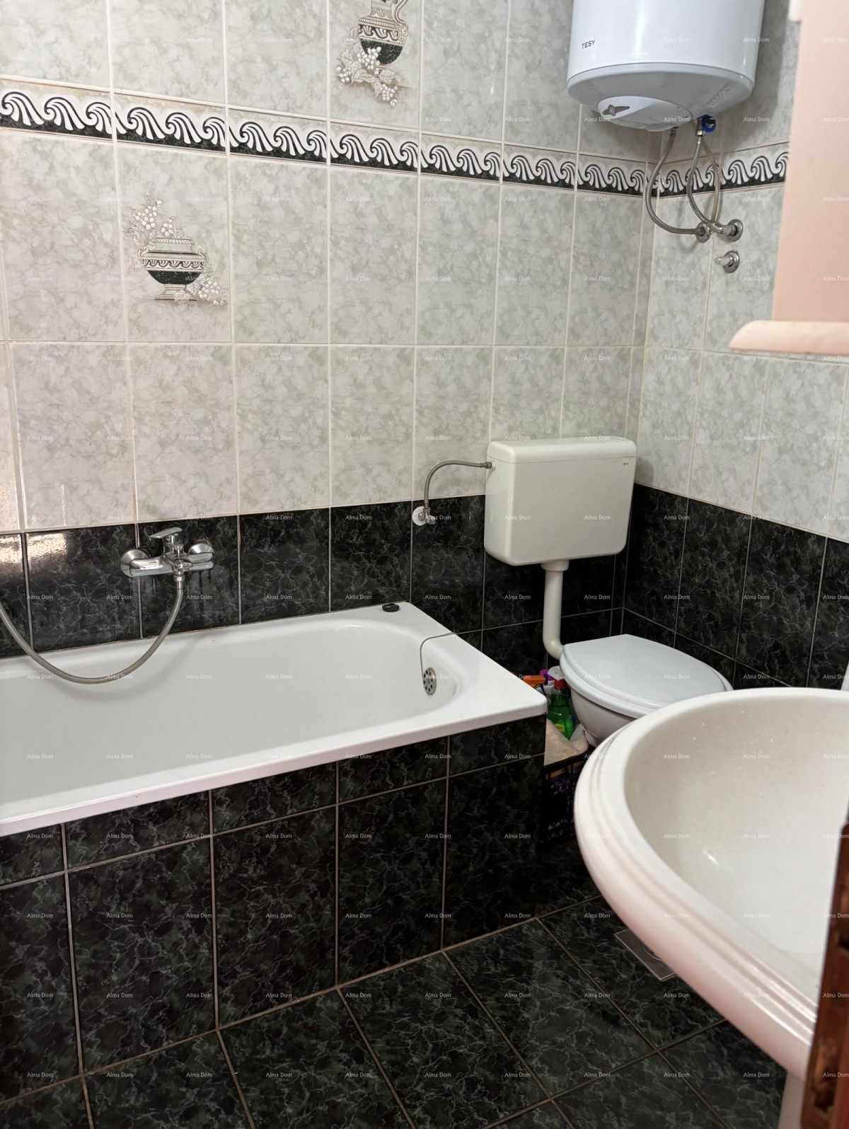 NOVIGRAD - Prodaja dveh stanovanj v družinski hiši 27