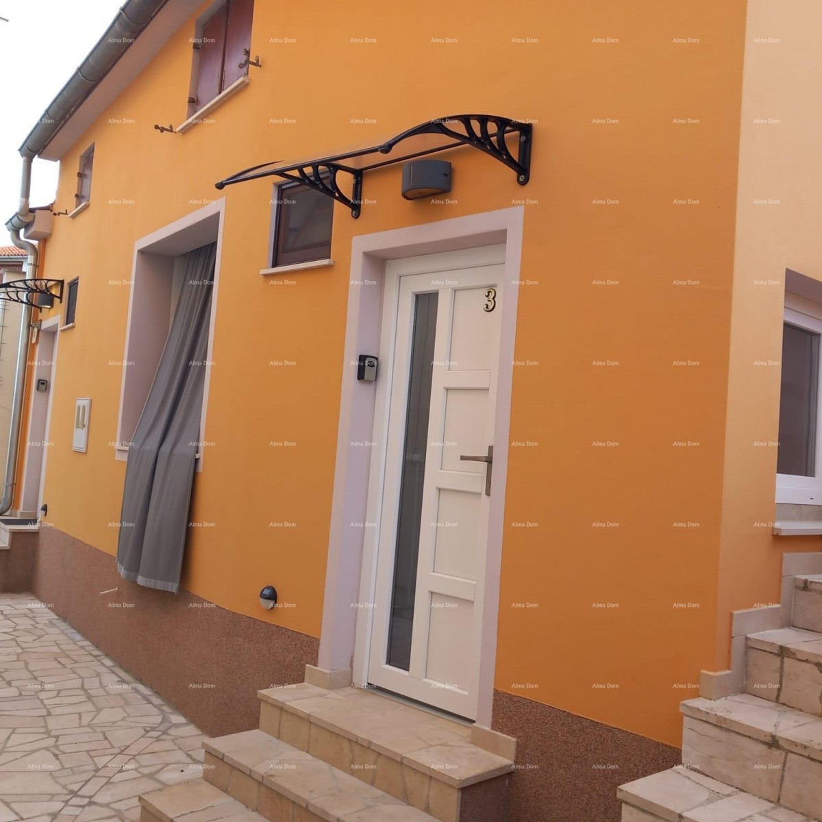 Pješčana Uvala, 200 meters from the beach and sea, a charming house with three apartments. 31