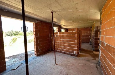 New project, Barbariga! Ground floor apartment with garden and parking, 500 m from the sea