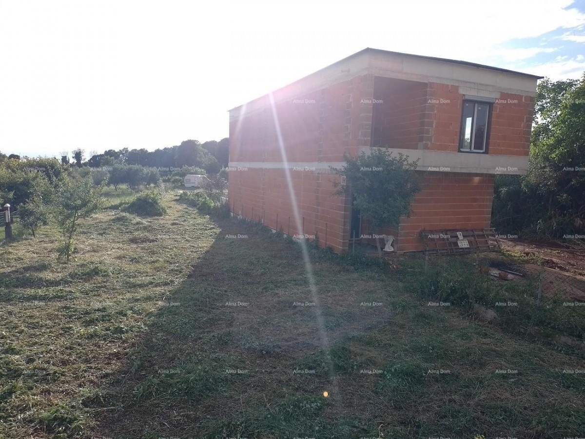 VALTURA - građevinska parcela u neposrednoj blizini osnovne škole / prodaja 1