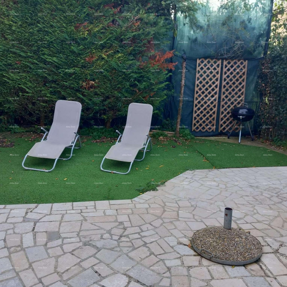 Pješčana Uvala, 200 meters from the beach and sea, a charming house with three apartments. 1