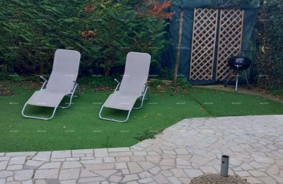 Prodaje se kuća sa 3 apartmana i dvorištem, blizu Pule. Pješčana uvala.