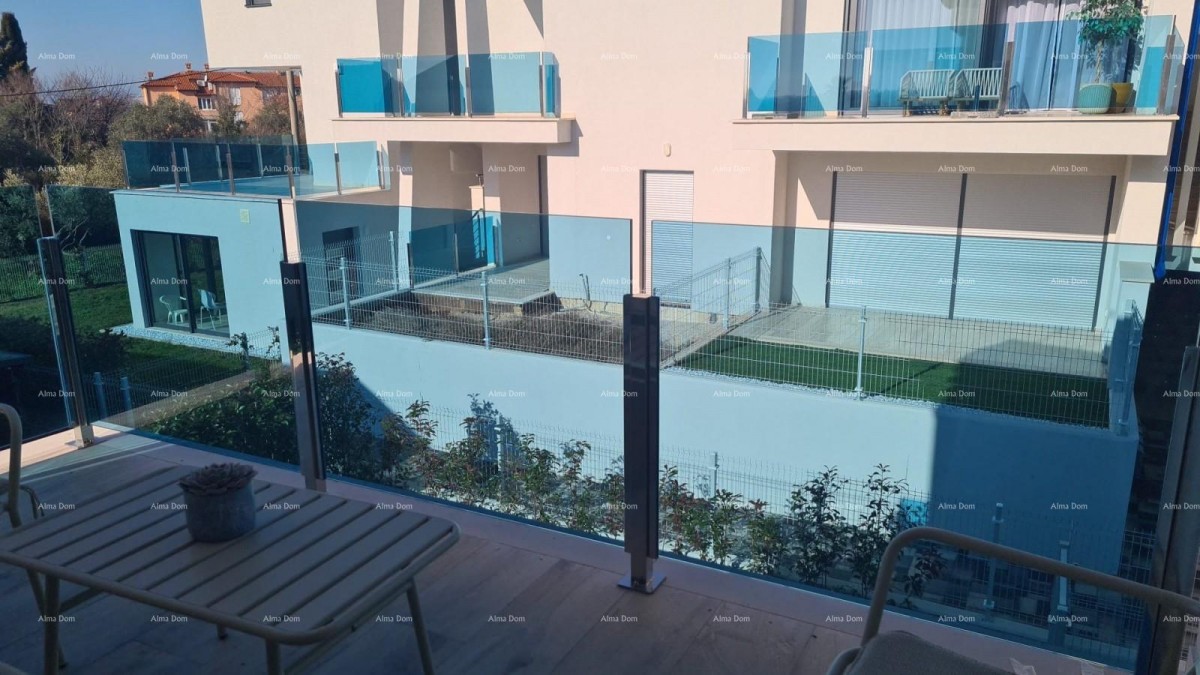 Moderen apartma v bloku E, s parkirnim mestom in shrambo v bližini Umaga! 1