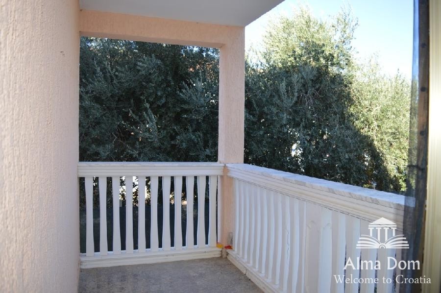 We are selling a house with five apartments in Medulin. 3