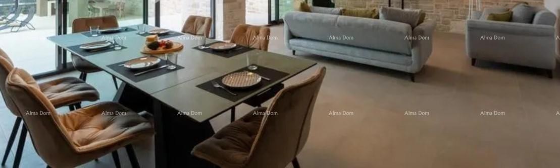 Vendesi una casa moderna con piscina situata in un idilliaco villaggio vicino a Rovigno. 3