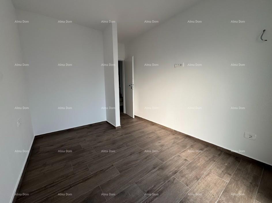 Luksuzan dvoetažni stan s pogledom na more i prostranom terasom u Zambratiji 18