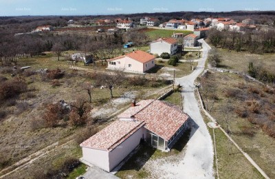 Рядом с Марчаной, дом на большом участке 26000 м2.