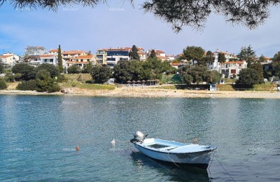 Prvi red do mora i plaže – kuća s bazenom i velikom okućnicom, Pješčana Uvala!