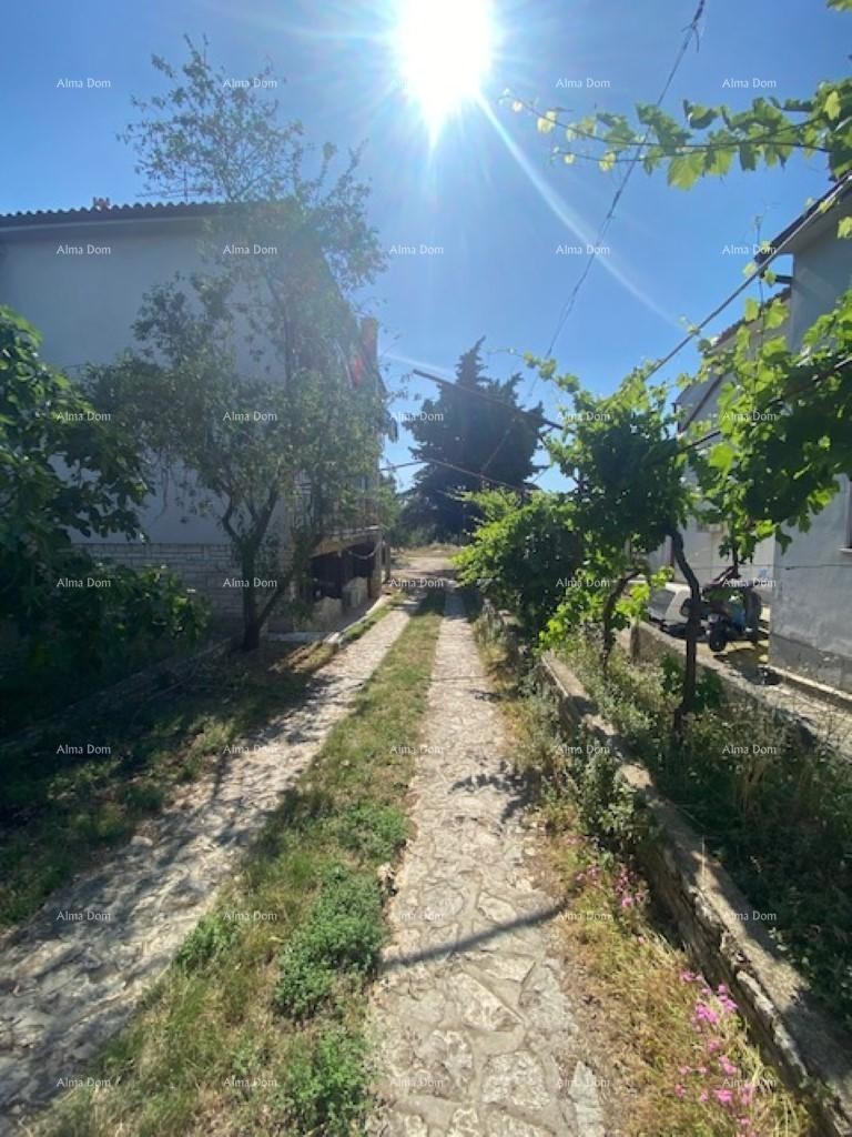 Velika samostojeća kuća. Pula. Veli vrh. 5