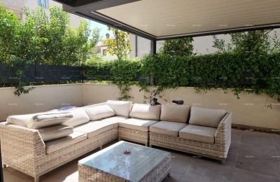 STOJA Moderen stan s terasom 80 m², 100 m od morja v Puli!