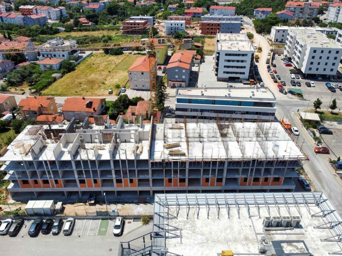 Pula! Edificio residenziale moderno con ascensore, vicino al centro. S43 19