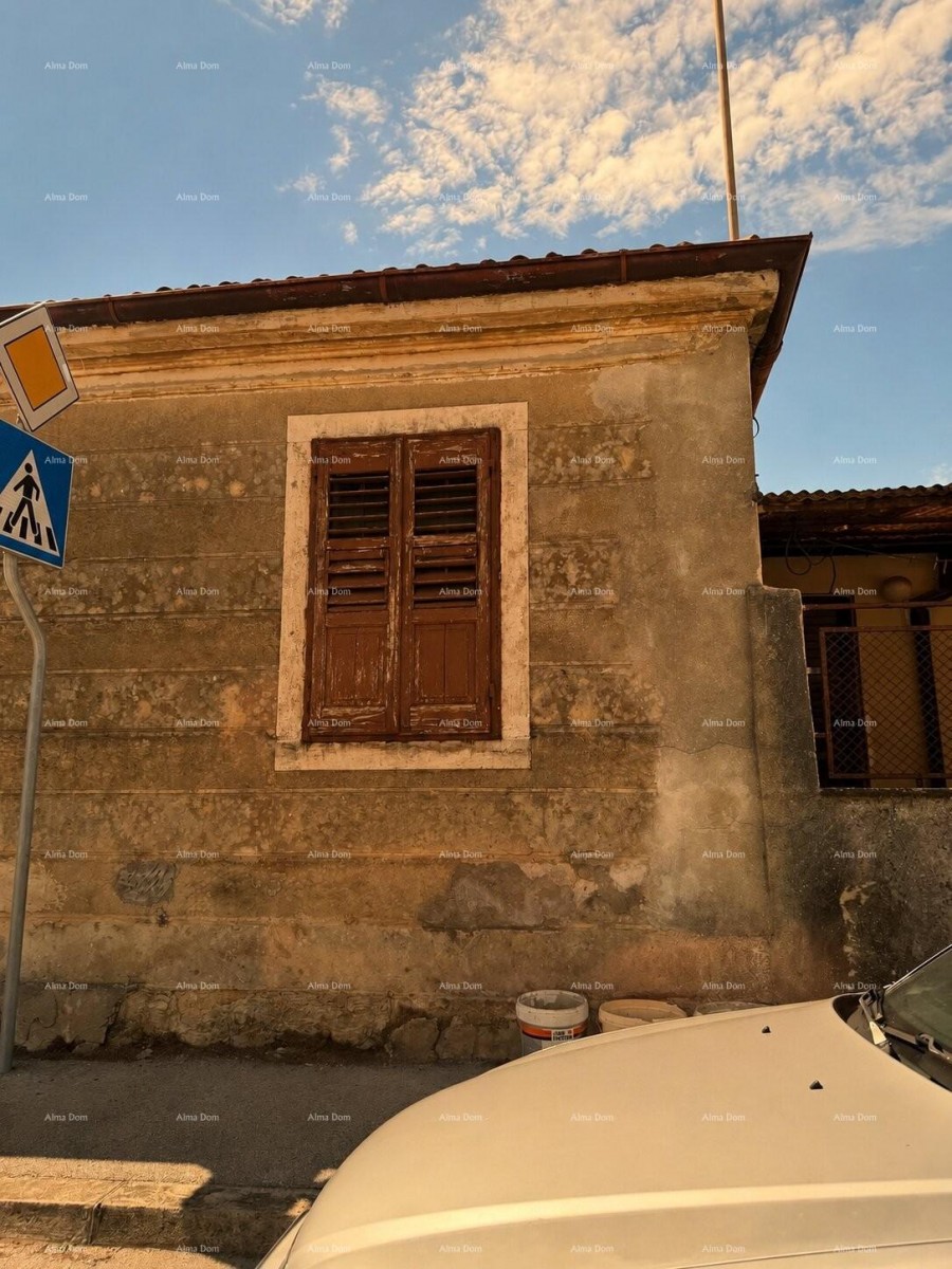 ISTRA, PULA - House for renovation in the city center 1