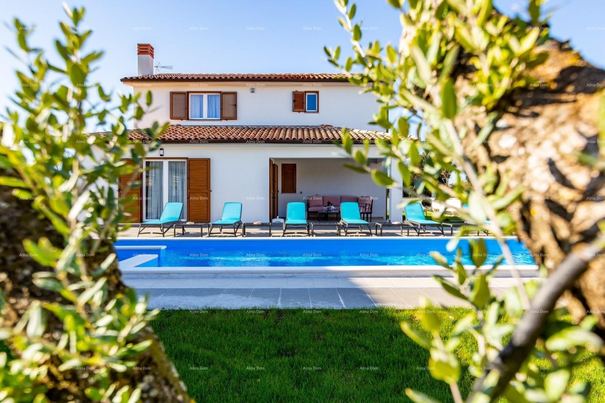 Detached house in Pula.  8 km.   Šikići. 4