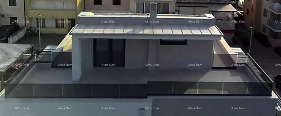 Luksuzan dvoetažni stan s pogledom na more i prostranom terasom u Zambratiji 17