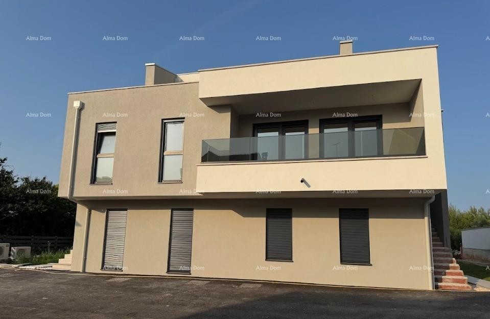 Luksuzan dvoetažni stan s pogledom na more i prostranom terasom u Zambratiji 19