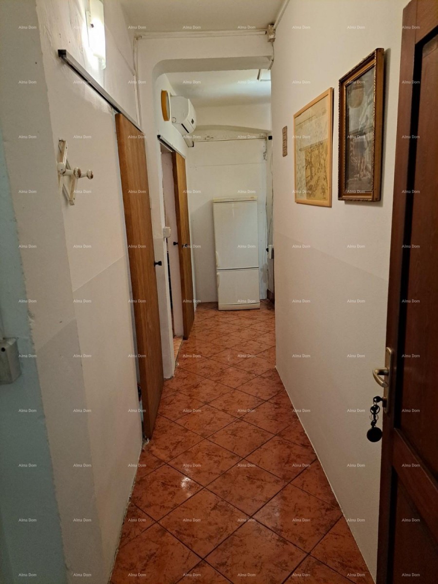 Na prodaj je hiša s kletjo, veliko teraso, dvema trisobnima stanoma in dvoriščem. Odlična priložnost za naložbo! 2