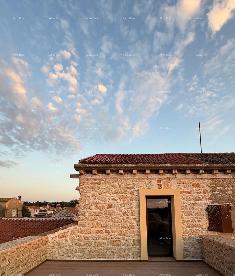 POREČ, Renovirana kamena kuća s pogledom na more 2