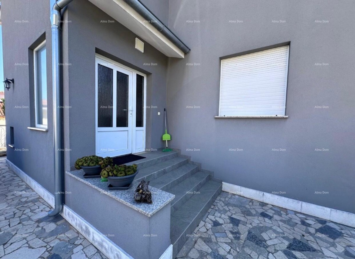 House with permission to build 4 apartments! 4