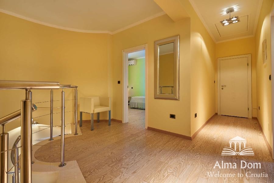 Prima filla-villa con garage e la piscina 14