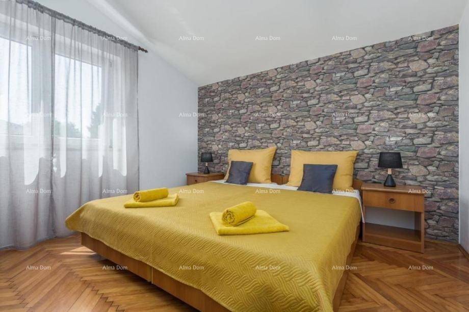 Na prodaju kuća s apartmanima u Štinjanu. 13