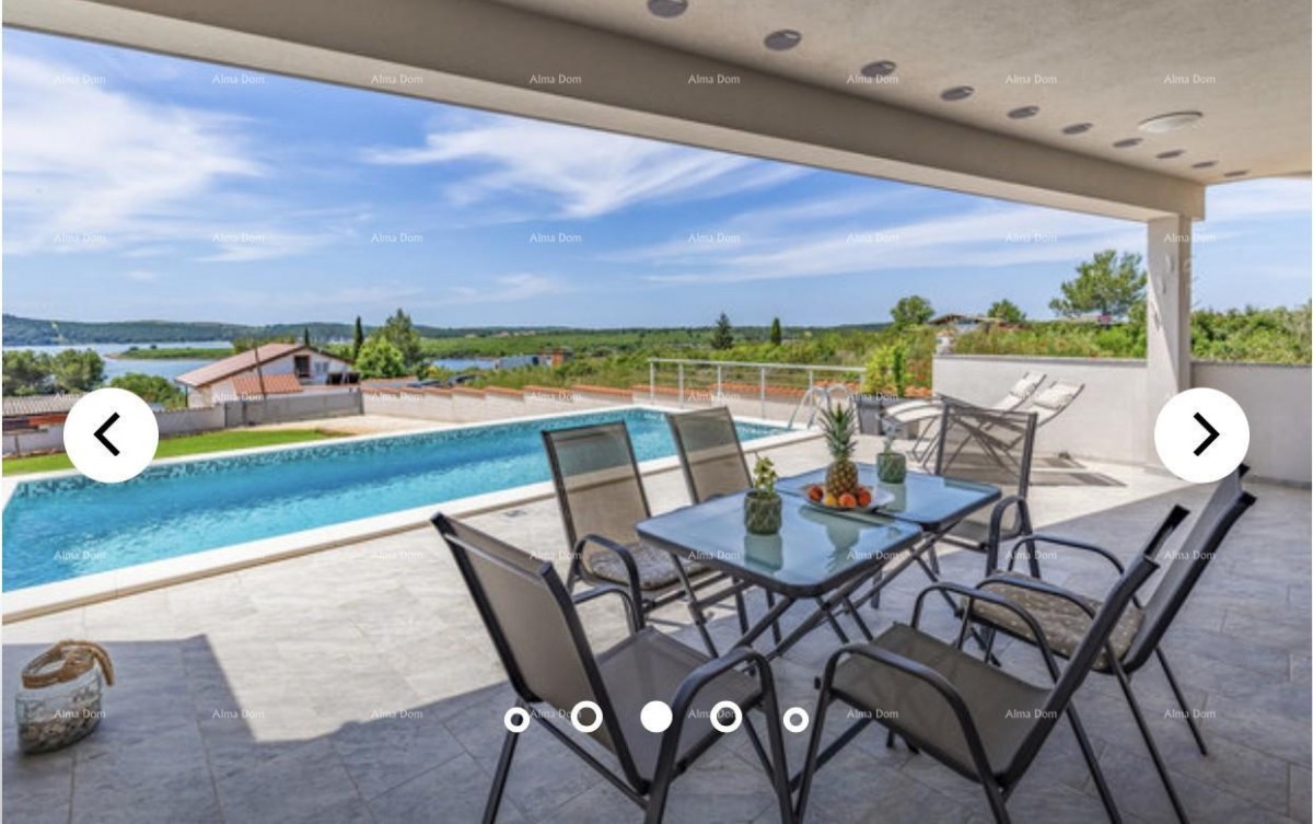 A beautiful villa with a sea view. POMER 8