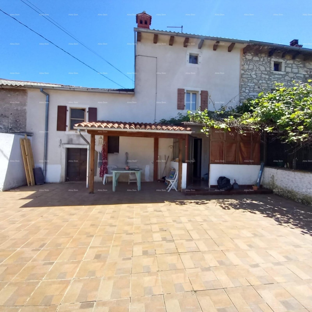 In vendita: affascinante casa istriana con ampio cortile – Valtura 1