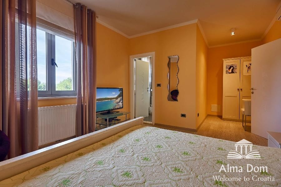 Prima filla-villa con garage e la piscina 11