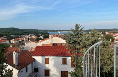 Prodaja - renovirana kuća na odličnoj lokaciji s dva apartmana i predivnim pogledom , Medulin!