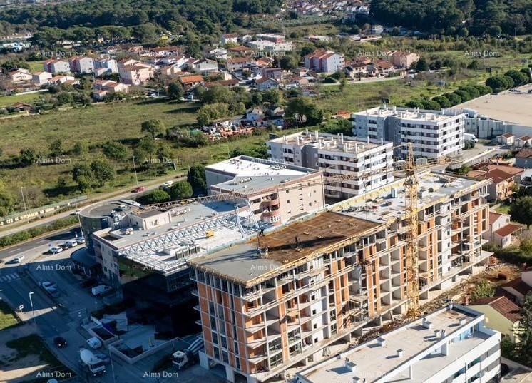 Pula! Edificio residenziale moderno con ascensore, vicino al centro. Appartamento con posto auto e ripostiglio. 13