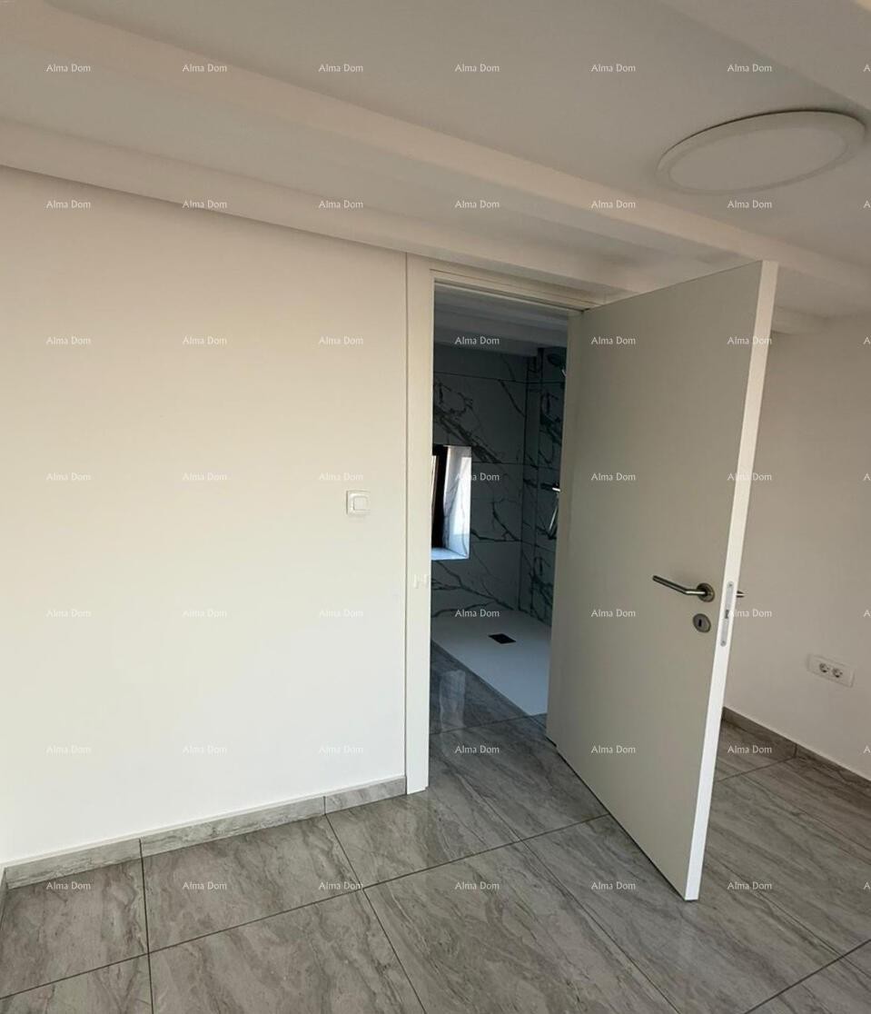 POREČ, Renovirana kamena kuća s pogledom na more 25