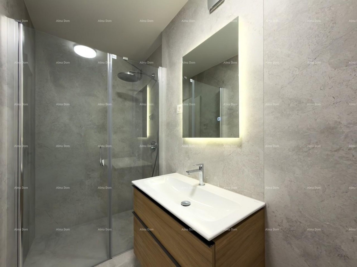 Vendita di appartamenti in edificio residenziale e commerciale con vista mare, centro di Umago! S3 23
