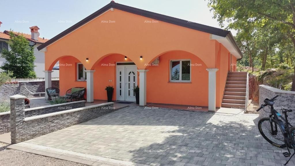 House with a beautiful view of the mountains, terrace, garden, barbecue, and private parking. 1
